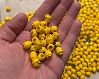 Lego minifigurhuvuden: (10x) slumpmässigt huvudparti, gult, olika ansiktsuttryck
