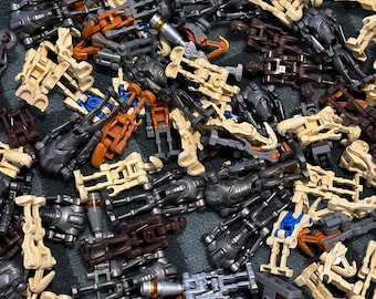Puede incluir: Una gran colección de figuras de droides Lego desmontadas en varios colores, incluyendo beige, gris, marrón y azul. Los droides están hechos de plástico y tienen extremidades articuladas.