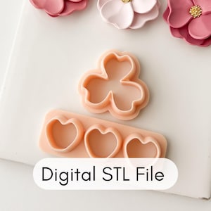 Può includere: Un tagliabiscotti a forma di trifoglio in plastica color pesca chiaro e un set di tre tagliabiscotti a forma di cuore. Il testo "Digital STL File" è visualizzato su sfondo bianco. Fiori rosa decorativi sullo sfondo.
