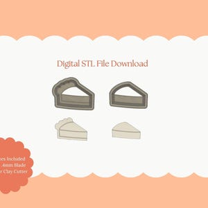 Può includere: Download di file STL digitale con quattro formine per biscotti a forma di fetta di torta. L'immagine include il testo "All Sizes Included Sharp .4mm Blade Polymer Clay Cutter" e "Digital STL File Download". Le formine sono di colore beige chiaro.