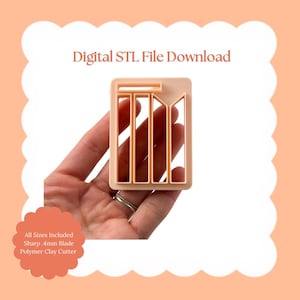 Op de afbeelding: Een lichtperzik kleurige polymeerklei uitsteker in een rechthoekige vorm met een ontwerp van verticale lijnen en schuine randen. De tekst "Digital STL File Download" staat boven de uitsteker. De tekst "All Sizes Included Sharp .4mm Blade Polymer Clay Cutter" staat eronder.