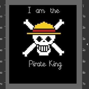 Könnte beinhalten: Ein Schwarzweiß-Pixelbild eines Schädels, der einen gelben und roten Strohhut mit gekreuzten Knochen dahinter trägt. Der Text "I am the Pirate King" steht unter dem Schädel.