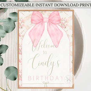 Pode incluir: Um sinal de boas-vindas imprimível para uma festa de aniversário. O sinal apresenta um laço rosa com um padrão floral e o texto "Bem-vindo ao aniversário da Cindy".