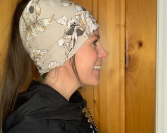 Mid-season hat in polyester and spandex, beanie style with ponytail holes.