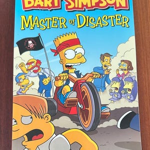 Könnte beinhalten: Comic-Cover mit Bart Simpson auf einem roten Dreirad, mit dem Titel "Bart Simpson Master of Disaster". Weitere Charaktere der Simpsons sind im Hintergrund. Das Cover hat einen blauen Himmel als Hintergrund.