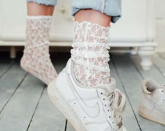 NEW WOMENS GIRLS LADIES LACE LACEY FRILLY ANKLE TRAINER SOCKS BLACK WHITE SIZE NEW WOMENS GIRLS LADIES LACE LACEY FRILLY ANKLE TRAINER SOCKS BLACK WHITE SIZE
