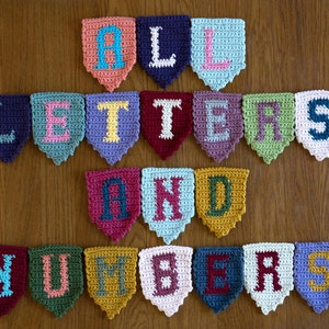 Guirnalda de banderines de crochet con letras y números