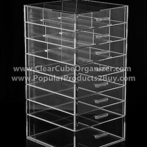 K&ouml;nnte beinhalten: Klarer Acryl-Schubladenorganizer mit 9 Schubladen. Der Organizer ist aus klarem Acryl gefertigt und hat ein elegantes, modernes Design. Er ist perfekt zum Verstauen von kleinen Gegenst&auml;nden wie Schmuck, Make-up oder B&uuml;robedarf.