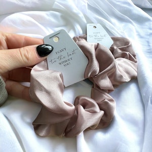 Oudroze scrunchie voor bruidsmeisjes | Satijnen scrunchie | Voorstel bruidsmeisje | Vrijgezellenfeest | Cadeau | Ik kan de knoop niet doorhakken zonder jou