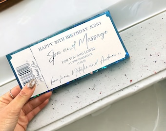 Może przedstawiać: Bilet w kolorze niebieskim i białym z holograficznym wykończeniem. Na bilecie widnieje napis "Happy 30th Birthday Jono Spa and Massage For You and Lowri at The Parkgate 17.02.24 Love from Natalie and Andrew x"