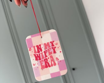 In My Wifey Era Auto-Lufterfrischer | Mädchen Auto Lufterfrischer | Braut Zubehör | Wifey | Verlobte | Frisch geheiratet | Geschenk | Jubiläumsgeschenk