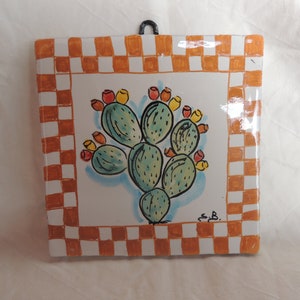Azulejo siciliano 15x15 decorado à mão, com lâminas de pera espinhosa.