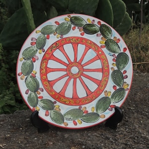 Talerz ceramiczny z typową sycylijską dekoracją./ Talerz ceramiczny z typową sycylijską dekoracją.