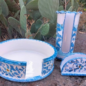 Set da cucina in ceramica siciliana,portabicchieri,portatovaglioli,poggia mestolo,porta piatti/Sicilian ceramic kitchen set, cup holder.