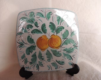 Piatto in ceramica Caltagirone con decoro limoni./ Caltagirone ceramic plate with lemons decoration.