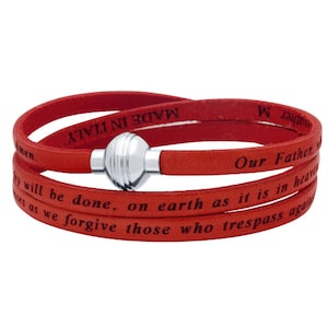 Puede incluir: Pulsera de cuero rojo con cierre magnético plateado. La pulsera tiene la oración del Padre Nuestro grabada. Hecho en Italia.