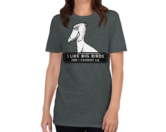 Op de afbeelding: Donkergrijs t-shirt met een illustratie van een schoenbekooievaar. De tekst "I LIKE BIG BIRDS AND I CANNOT LIE" staat in zwart en wit. Het t-shirt is gemaakt van een zacht materiaal.