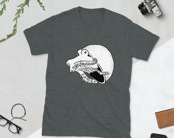 Puede incluir: Camiseta gris oscuro con un gran diseño de pulpo en blanco y negro estilizado. El pulpo se representa con tentáculos detallados y un patrón punteado, sobre un fondo liso. La camiseta es de material suave.