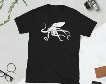 Puede incluir: Camiseta negra de manga corta con una ilustración de pulpo blanco. El diseño del pulpo está centrado y tiene tentáculos detallados y una cabeza estilizada. La camiseta está hecha de un material suave y es adecuada para uso casual.