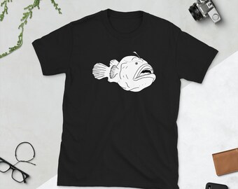 Anglerfisch Shirt, Fußball Fisch Shirt, Tiefsee Shirt, Kurzärmeliges Unisex T-Shirt