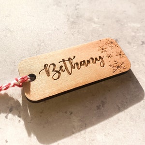 Etiquetas de regalo de Navidad personalizadas, etiquetas de regalo navideñas con copos de nieve, etiquetas de madera para Navidad, etiquetas con nombre para medias, etiquetas navideñas, etiquetas de regalo de Navidad