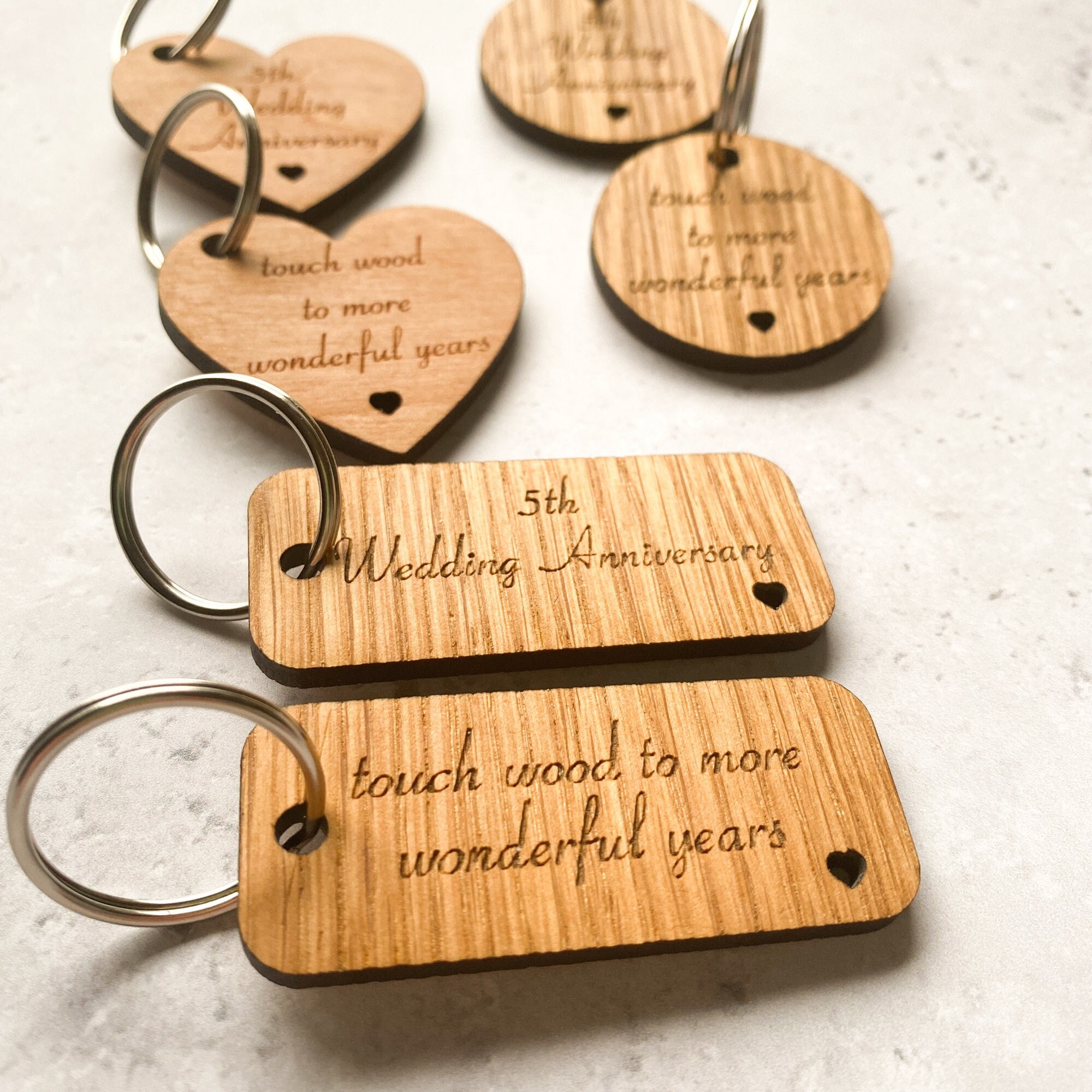 Regalo de aniversario de madera para pareja, par de llaveros  personalizados, fecha e iniciales personalizadas, 5 años juntos, recuerdo  de llavero grabado -  México