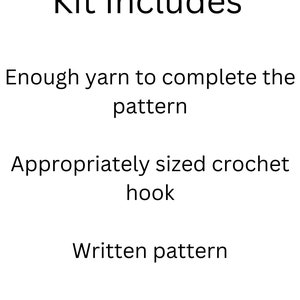 Op de afbeelding: Een lijst met items die zijn inbegrepen in een haakpakket: genoeg garen om het patroon te voltooien, een haaknaald, een geschreven patroon en een link naar een tutorialvideo.