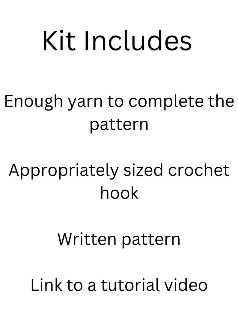 Op de afbeelding: Een lijst met items die zijn inbegrepen in een haakpakket: genoeg garen om het patroon te voltooien, een haaknaald, een geschreven patroon en een link naar een tutorialvideo.