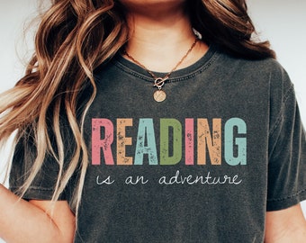 La lectura es una camisa de aventura Camisa de maestro Regalos de bibliotecario Camisa de escuela en casa Me encanta leer camiseta Camisa de bibliotecario para mujer Regalo amante de los libros