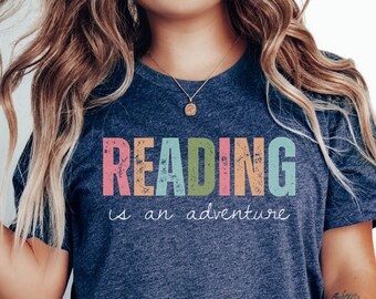 La lectura es una camisa de aventura Camisa de maestro Regalos de bibliotecario Camisa de escuela en casa Me encanta leer camiseta Camisa de bibliotecario para mujer Regalo amante de los libros