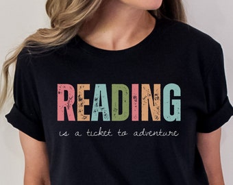 La lectura es una camisa de aventura Camisa de maestro Regalos de bibliotecario Camisa de escuela en casa Me encanta leer camiseta Camisa de bibliotecario para mujer Regalo amante de los libros