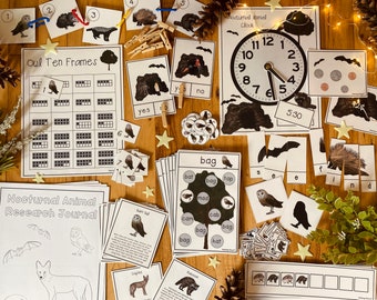 Puede incluir: Un conjunto de materiales educativos para niños con animales nocturnos. El conjunto incluye un reloj, marcos de diez, un diario de investigación y tarjetas de palabras. Los materiales están impresos en blanco y negro en cartulina blanca.