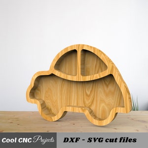 K&ouml;nnte beinhalten: Holzregal in Autoform mit drei F&auml;chern. Das Regal ist aus hellbraunem Holz und hat eine nat&uuml;rliche Holzoptik.