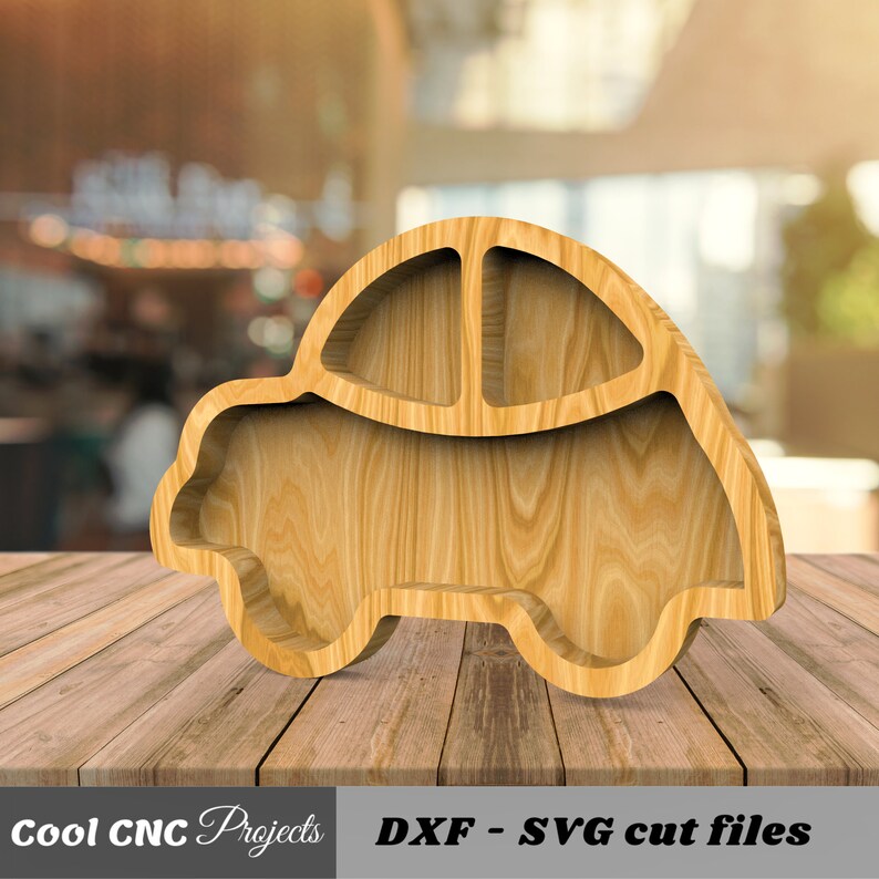 K&ouml;nnte beinhalten: Holzregal in Autoform mit ausgeschnittenem Design. Das Regal hat ein kleines Regal oben und ein gr&ouml;&szlig;eres Regal unten. Das Regal ist aus hellem braunem Holz.