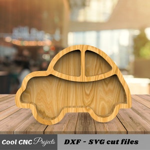 K&ouml;nnte beinhalten: Serviertablett aus Holz in Autoform mit drei F&auml;chern. Das Tablett ist aus hellbraunem Holz gefertigt und hat eine glatte Oberfl&auml;che.  DXF - SVG cut files.