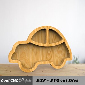 K&ouml;nnte beinhalten: Holzregal in Autoform mit drei F&auml;chern. Das Regal ist aus hellbraunem Holz und hat eine nat&uuml;rliche Holzoptik.  DXF - SVG cut files.