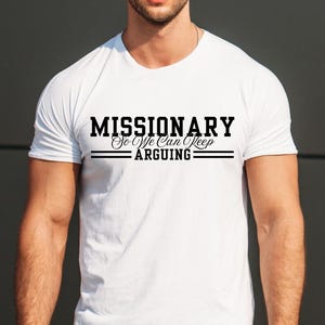 Puede incluir: Camiseta blanca con el texto negro "MISSIONARY So We Can Keep Arguing". El texto est&aacute; centrado, con l&iacute;neas que separan las palabras. La camiseta tiene mangas cortas y cuello redondo. La tela es suave.