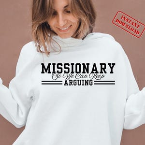 Puede incluir: Sudadera con capucha blanca con el texto negro "MISSIONARY So We Can Keep ARGUING". La sudadera tiene un ajuste relajado y una capucha con cord&oacute;n. Un sello rojo "INSTANT DOWNLOAD" est&aacute; en la esquina superior derecha.