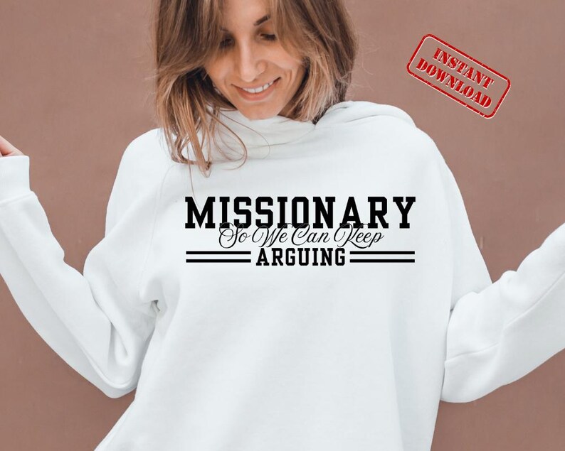 Puede incluir: Sudadera con capucha blanca con el texto negro "MISSIONARY So We Can Keep ARGUING". La sudadera tiene un ajuste relajado y una capucha con cord&oacute;n. Un sello rojo "INSTANT DOWNLOAD" est&aacute; en la esquina superior derecha.