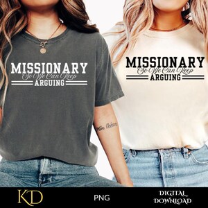 Puede incluir: Dos camisetas, una gris carb&oacute;n y otra crema, cada una con el texto "MISSIONARY So We Can Keep Arguing" en blanco y negro, respectivamente. Las camisetas se combinan con vaqueros azules. Descarga digital.