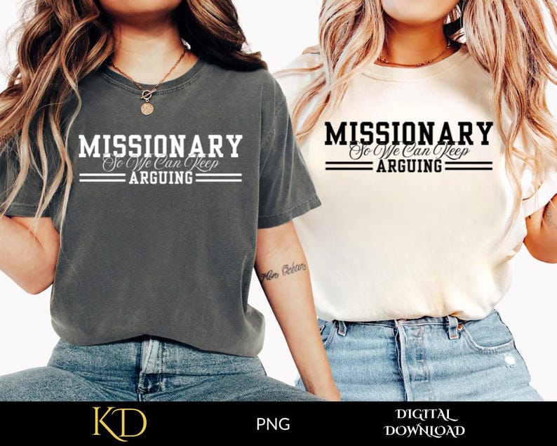 Puede incluir: Dos camisetas, una gris carb&oacute;n y otra crema, cada una con el texto "MISSIONARY So We Can Keep Arguing" en blanco y negro, respectivamente. Las camisetas se combinan con vaqueros azules. Descarga digital.