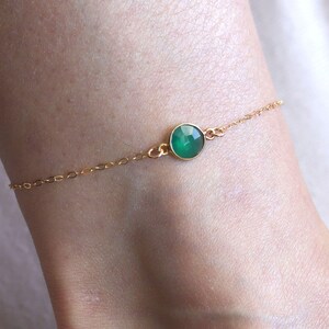 Bracelet de cheville en onyx vert : pierre précieuse naturelle, chaîne personnalisée remplie d'or 14 carats, cadeau artisanal
