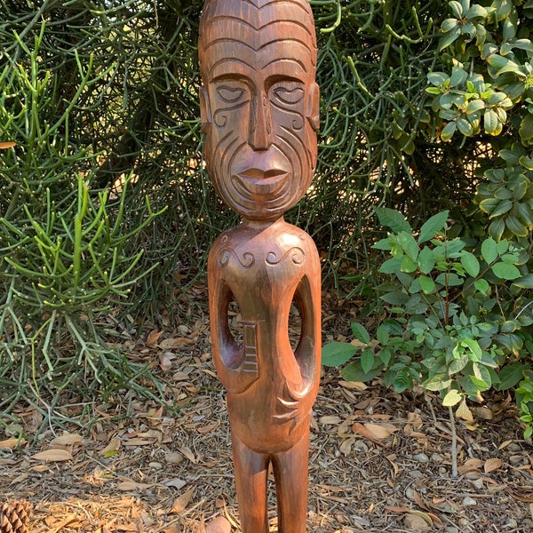 Demi-statue tribale de sculpture sur bois tiki d'inspiration maorie, plaque murale, décoration de bar tropical, 39 x 7 pouces