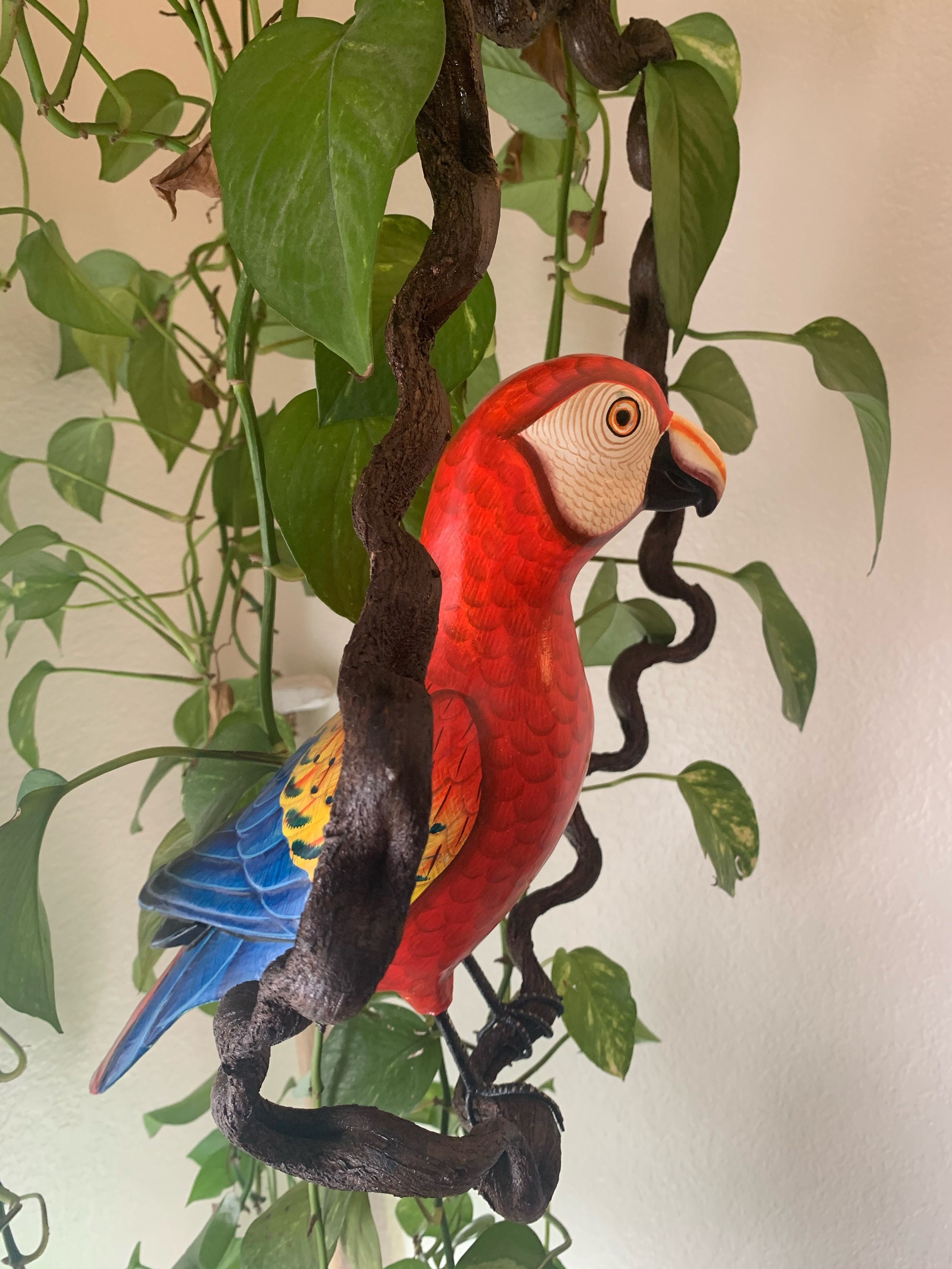 macaw parrot statue