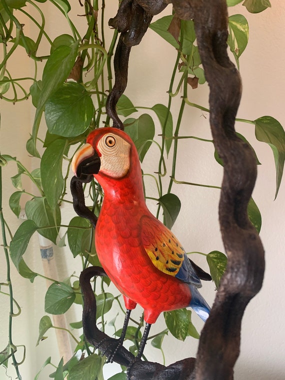 macaw parrot statue