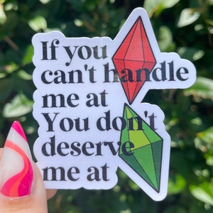 Pode incluir: Etiqueta branca com o texto "If you can't handle me at you don't deserve me at" com um diamante vermelho acima do primeiro "at" e um diamante verde acima do segundo "at".