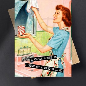 Una casa limpia es una vida desperdiciada Vintage 50's Mid Century Retro Pareja casada Ama de casa Aniversario Cumpleaños Divertido Snarky Tarjeta de felicitación