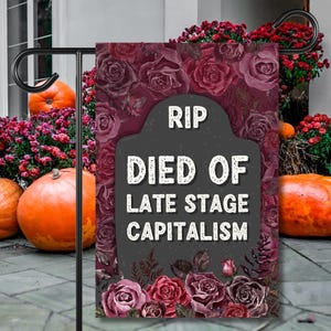 Bandiera da giardino anticapitalista di Halloween, striscione da giardino "Il capitalismo uccide l'autunno", decorazione da portico con lapide politica liberale di sinistra, cartello autunnale per esterni