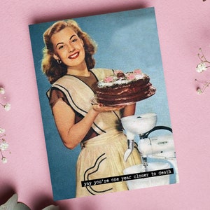Snarky grappige verjaardagskaart Vintage 50's Mid Century Retro paar huisvrouw Bday één jaar ouder onbeleefd vriend wenskaart