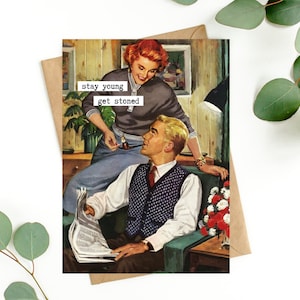 Bleib Jung Get Stoned Lustige Grußkarte Mid Century Retro Hausfrau MCM 50er Jahrestag Geburtstag Gute Mütter Raucher Kiffer Geschenk